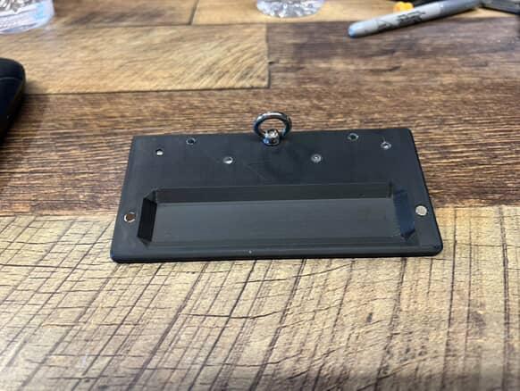 Thread runner with tray and magnets